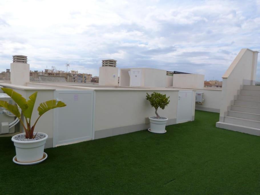 Modern Apartment In Torrevjea 200M From The Loccos Beach Torrevieja Eksteriør bilde